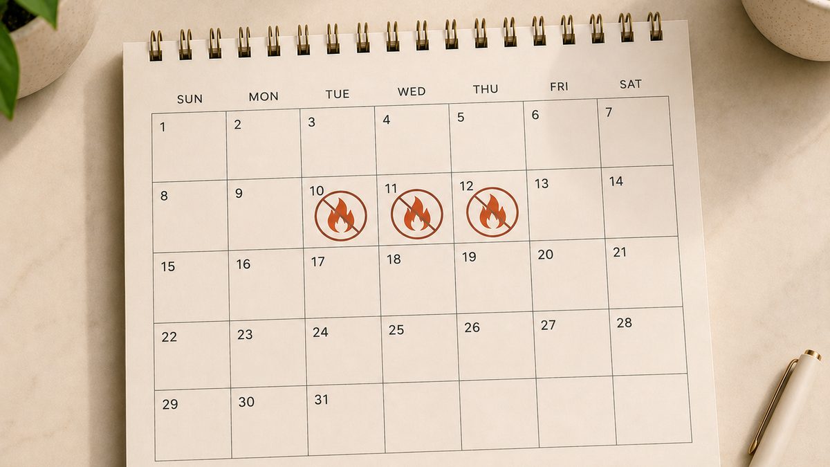 A broken chain on a calendar showing one missed day in red surrounded by green checkmarks